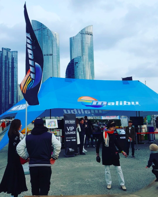 Jumbo Star Tent used at a Malibu Boats boating event